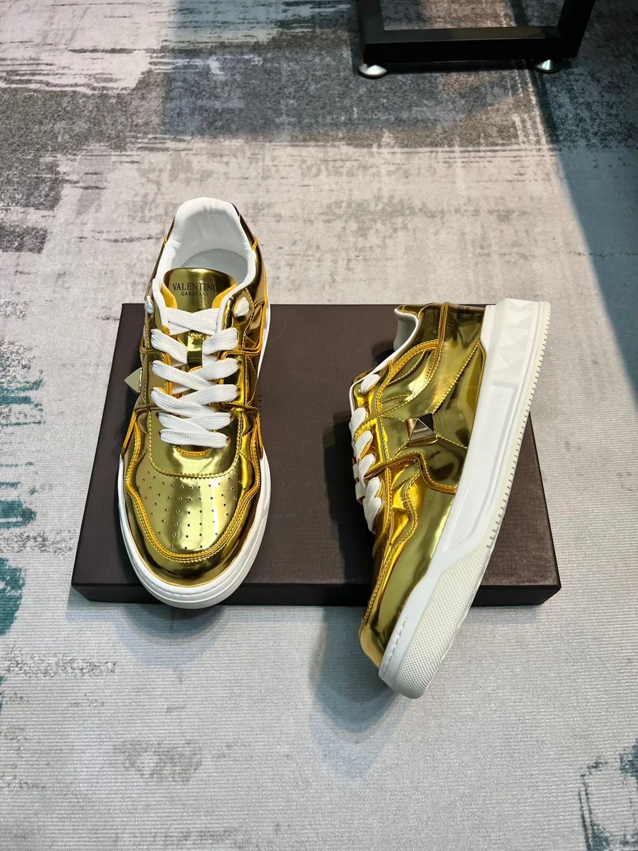 Valentino Rockstud Metallic Gold tênis lifestyle 3