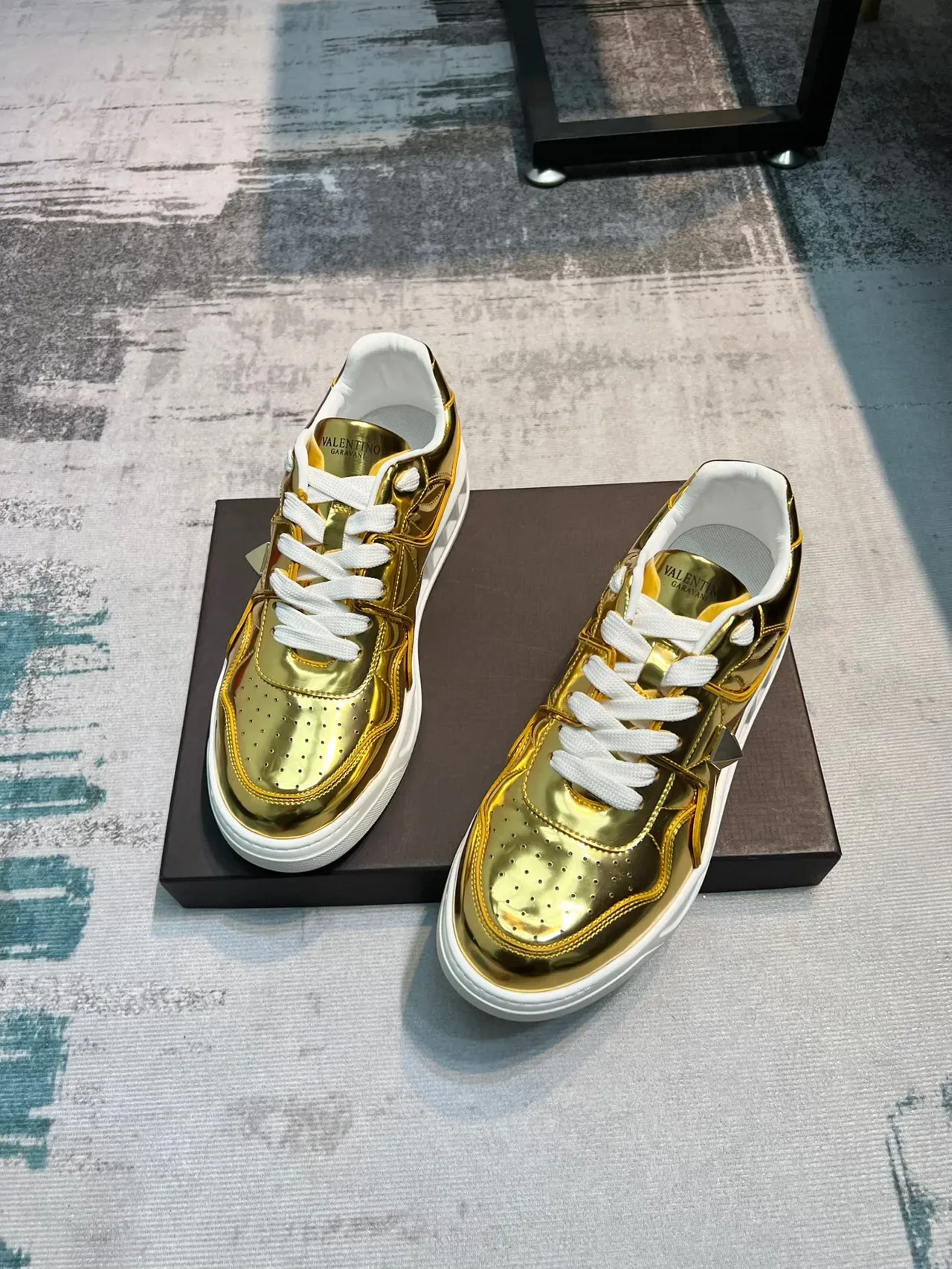 Valentino Rockstud Metallic Gold tênis lifestyle 4