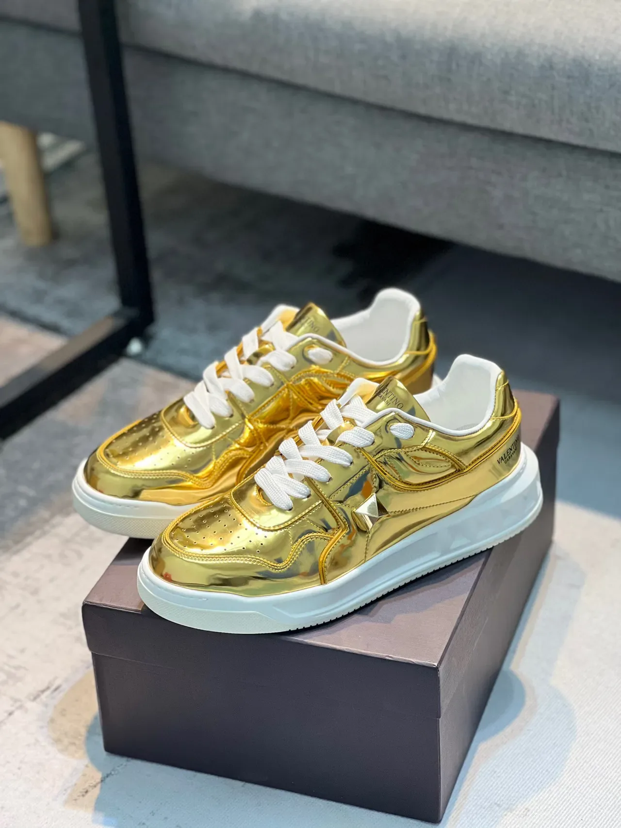 Valentino Rockstud Metallic Gold tênis lifestyle 6