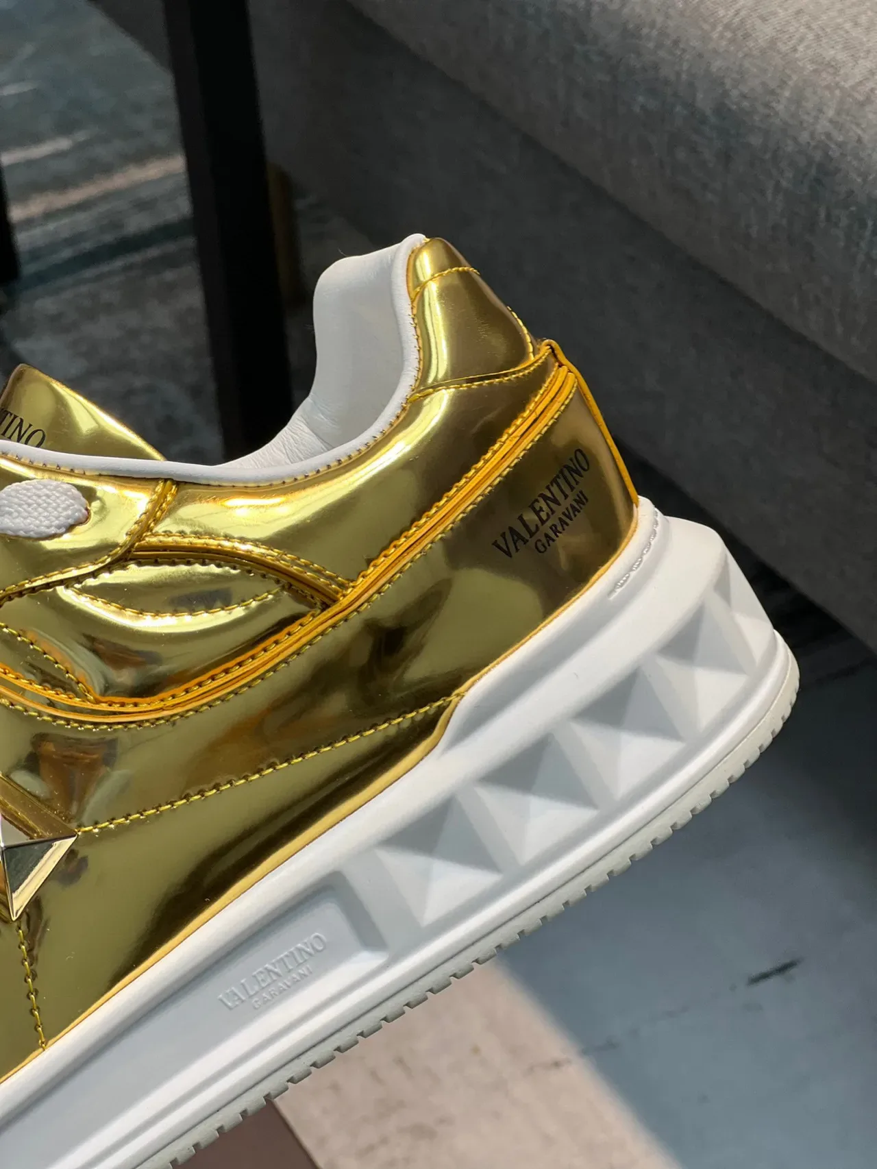 Valentino Rockstud Metallic Gold tênis lifestyle 7