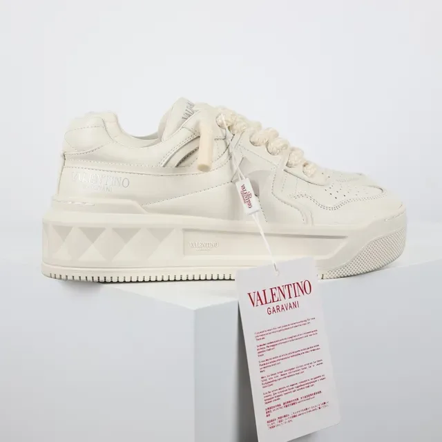 Valentino Rockstud 单色皮革平台生活方式运动鞋 3