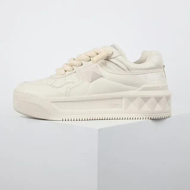 Valentino Rockstud 单色皮革平台生活方式运动鞋 9