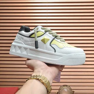 Valentino Rockstud White and Lemon Yellow سينيكرز للأسلوب الحياتي