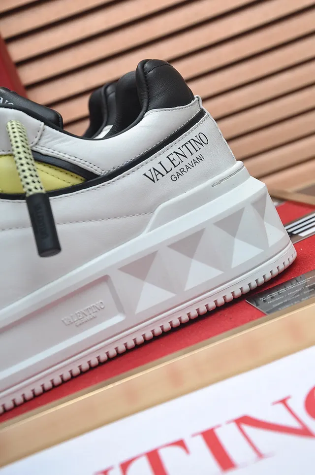 Valentino Rockstud White and Lemon Yellow سينيكرز للأسلوب الحياتي 2