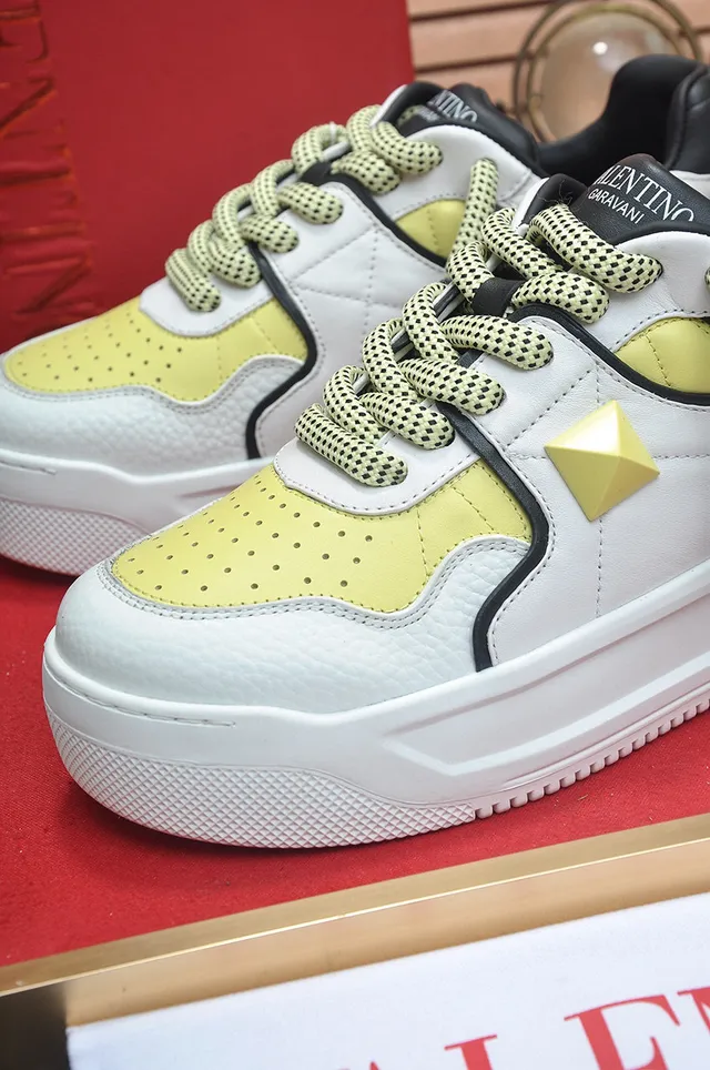 Valentino Rockstud White and Lemon Yellow سينيكرز للأسلوب الحياتي 3