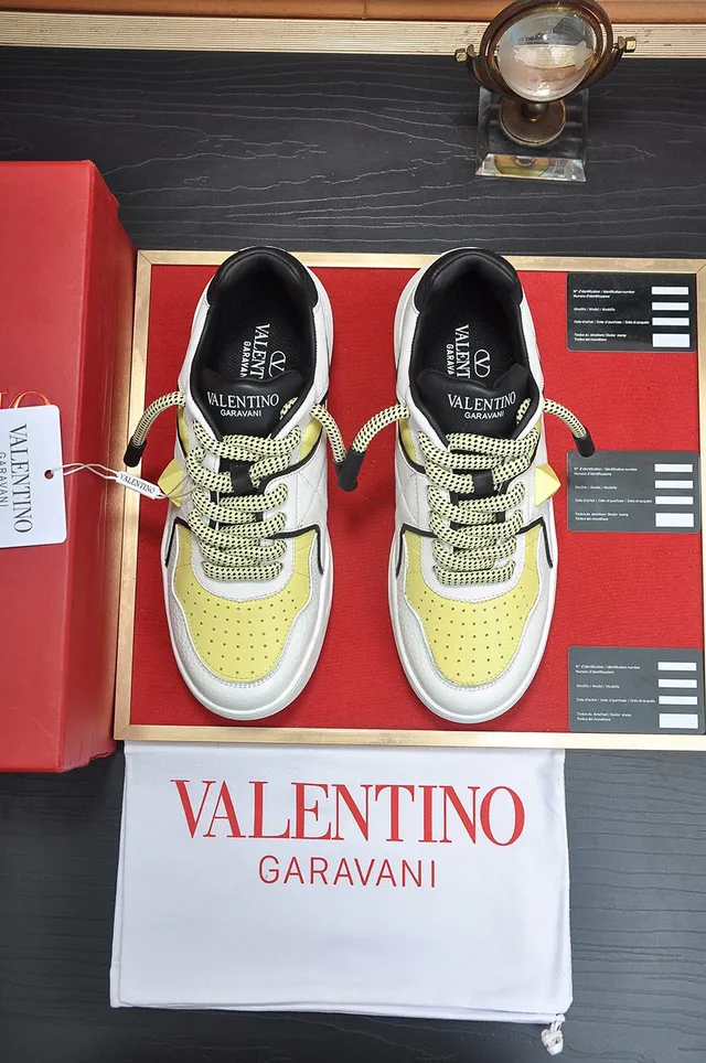 Valentino Rockstud White and Lemon Yellow سينيكرز للأسلوب الحياتي 4