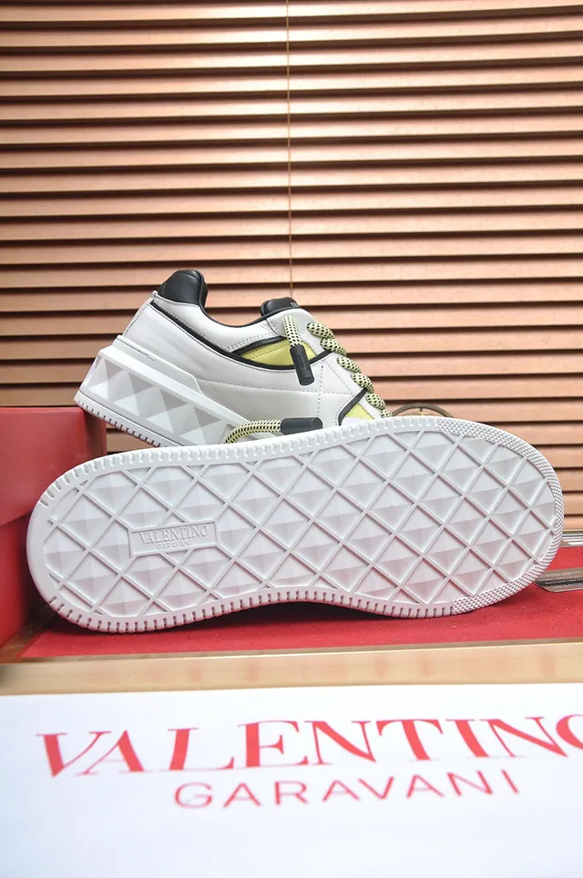 Valentino Rockstud White and Lemon Yellow سينيكرز للأسلوب الحياتي 5