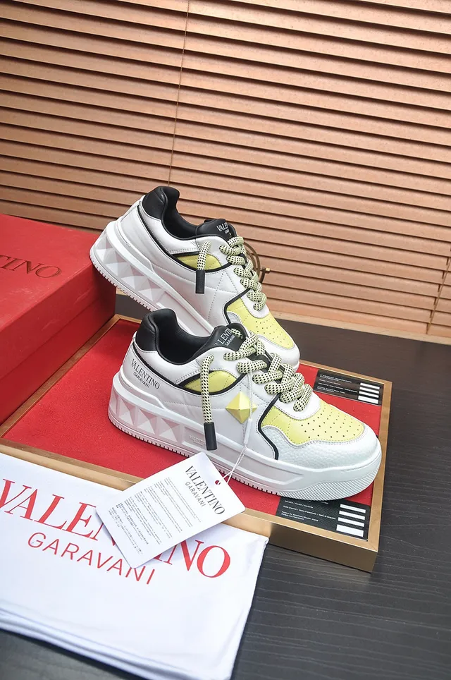 Valentino Rockstud White and Lemon Yellow سينيكرز للأسلوب الحياتي 6