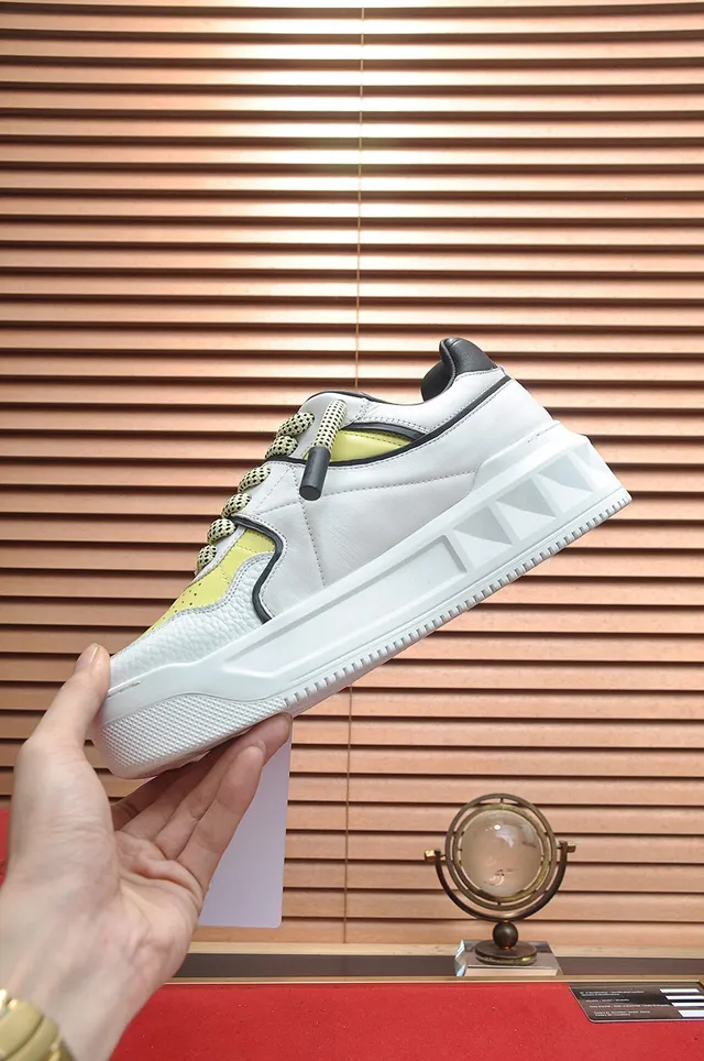 Valentino Rockstud White and Lemon Yellow سينيكرز للأسلوب الحياتي 7