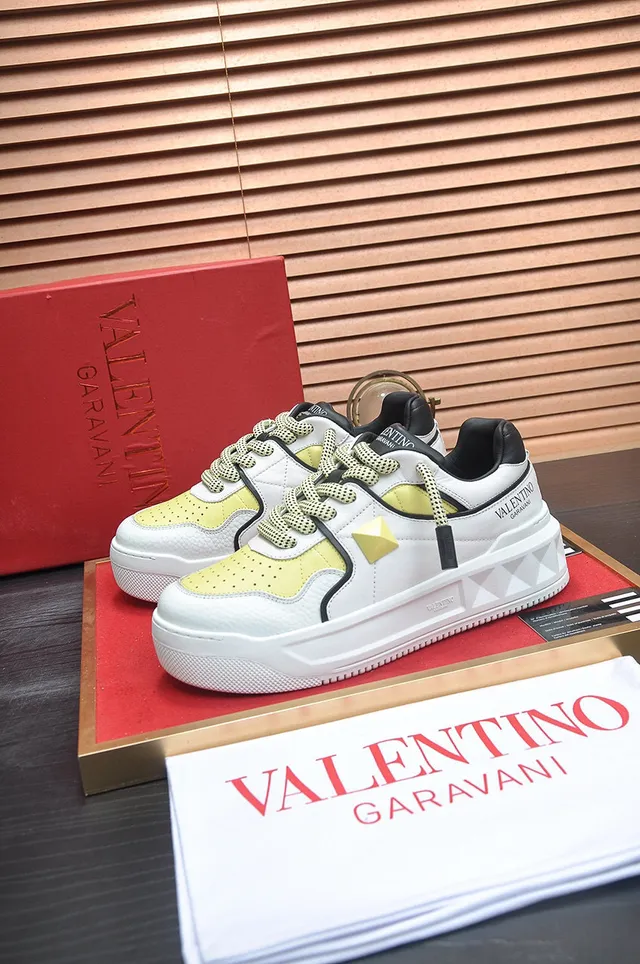 Valentino Rockstud White and Lemon Yellow سينيكرز للأسلوب الحياتي 8