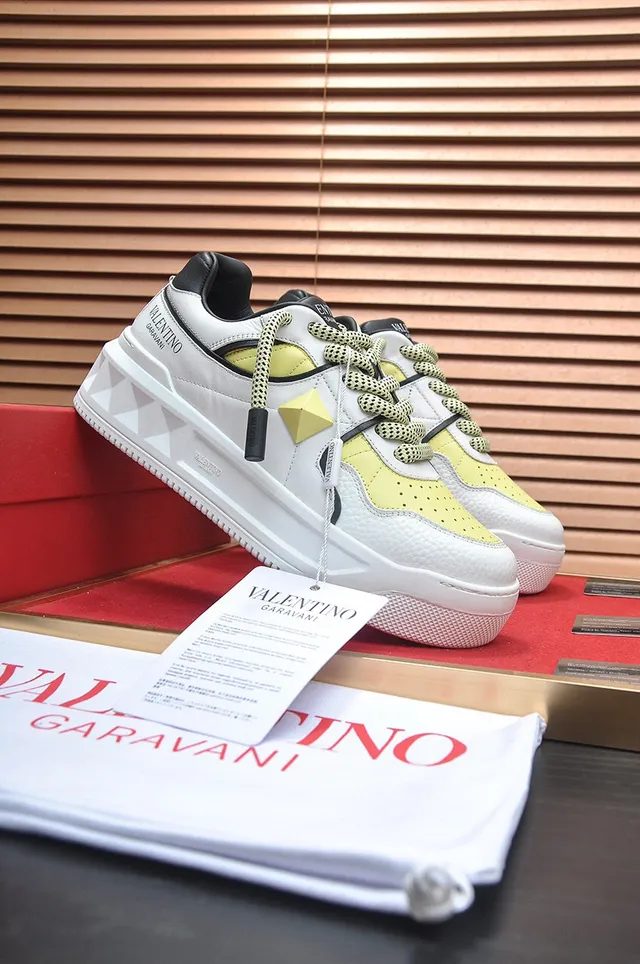 Valentino Rockstud White and Lemon Yellow سينيكرز للأسلوب الحياتي 9