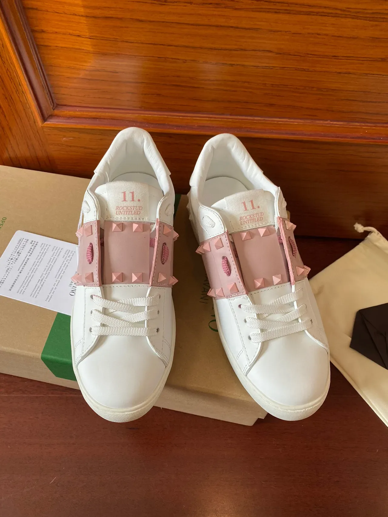 Valentino Rockstud Blanc et Rose avec Studs Sneakers Lifestyle 2