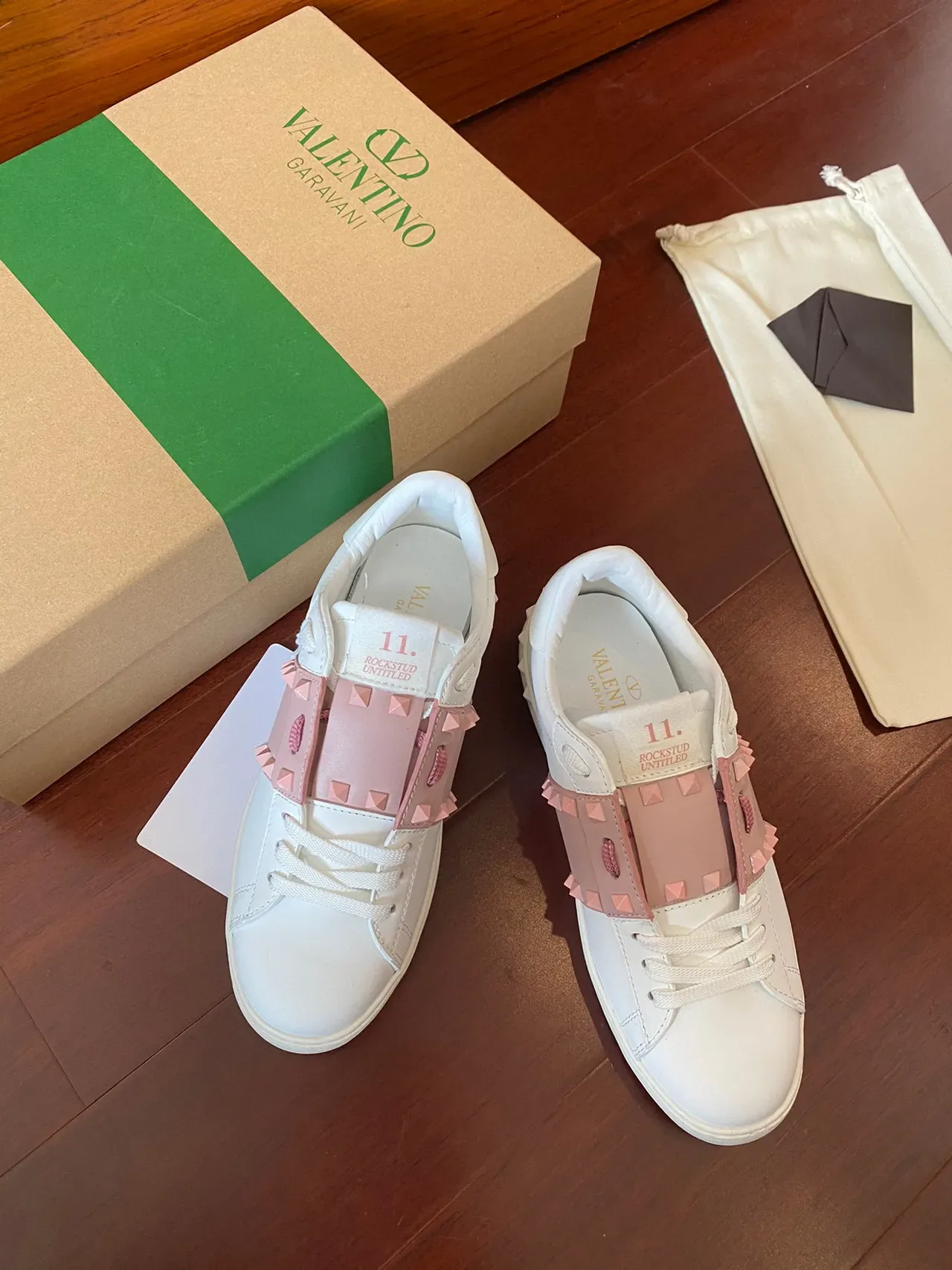 Valentino Rockstud Blanc et Rose avec Studs Sneakers Lifestyle 3