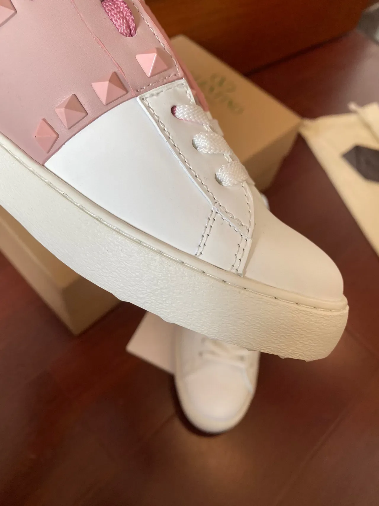 Valentino Rockstud Blanc et Rose avec Studs Sneakers Lifestyle 4