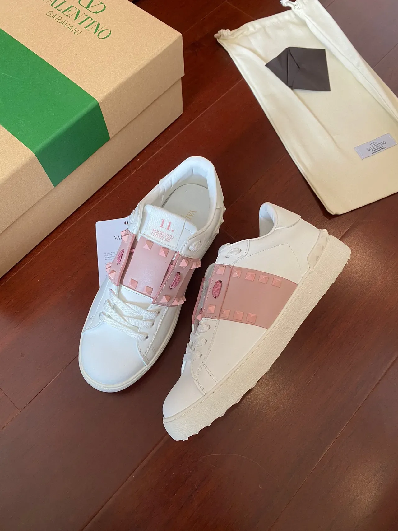 Valentino Rockstud Blanc et Rose avec Studs Sneakers Lifestyle 5