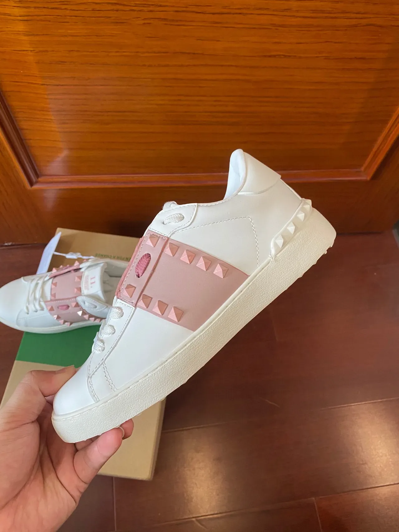 Valentino Rockstud Blanc et Rose avec Studs Sneakers Lifestyle 8