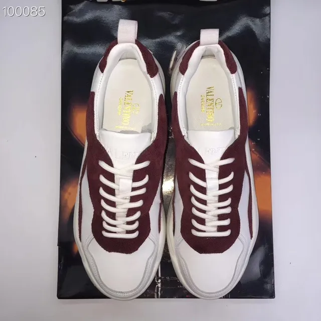 Valentino Rockstud sneakers chunky à semelle blanche bordeaux, semelle intermédiaire ondulée 2