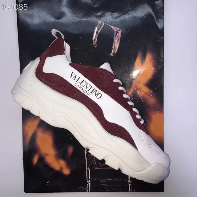 Valentino Rockstud sneakers chunky à semelle blanche bordeaux, semelle intermédiaire ondulée 4