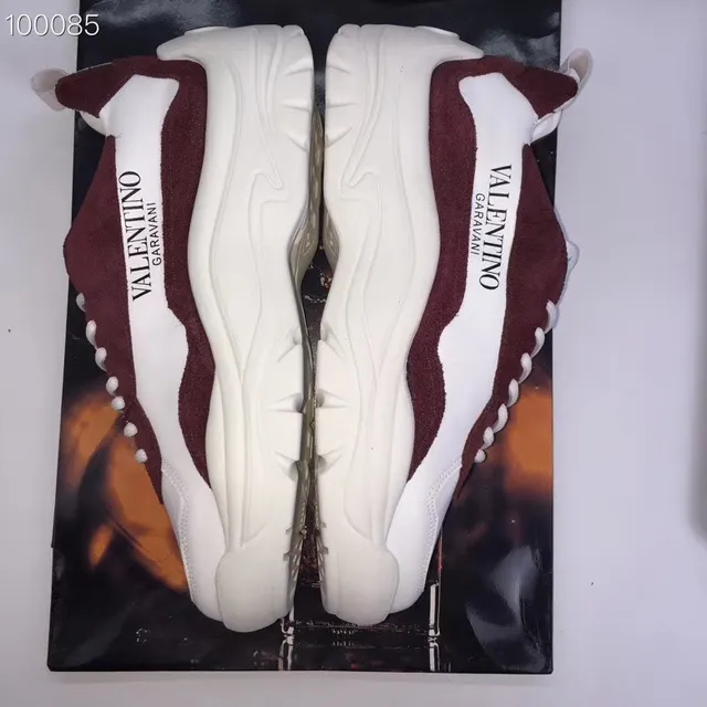 Valentino Rockstud sneakers chunky à semelle blanche bordeaux, semelle intermédiaire ondulée 5