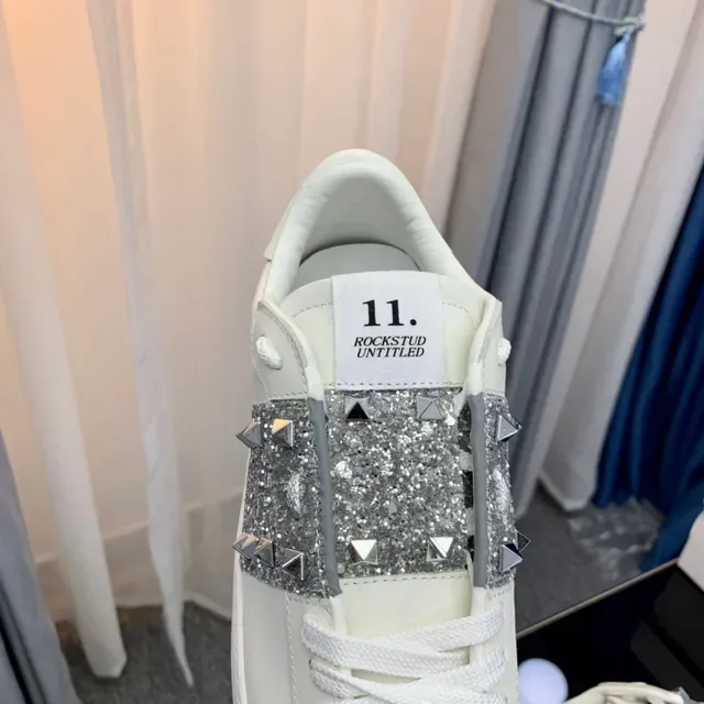 Valentino Rockstud সাদা চকচকে স্টাড লাইফস্টাইল স্নিকার্স 2