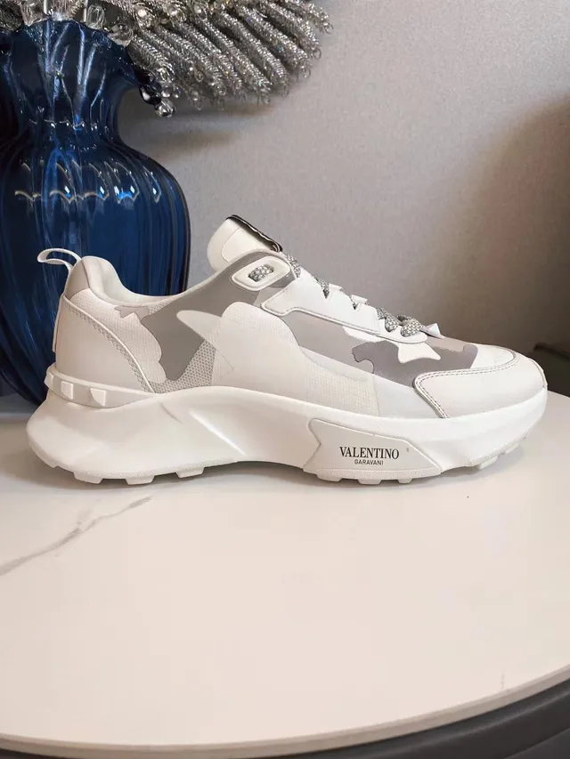 Valentino Rockstud semelles blanches grises panneaux camouflage sneakers chunky 2