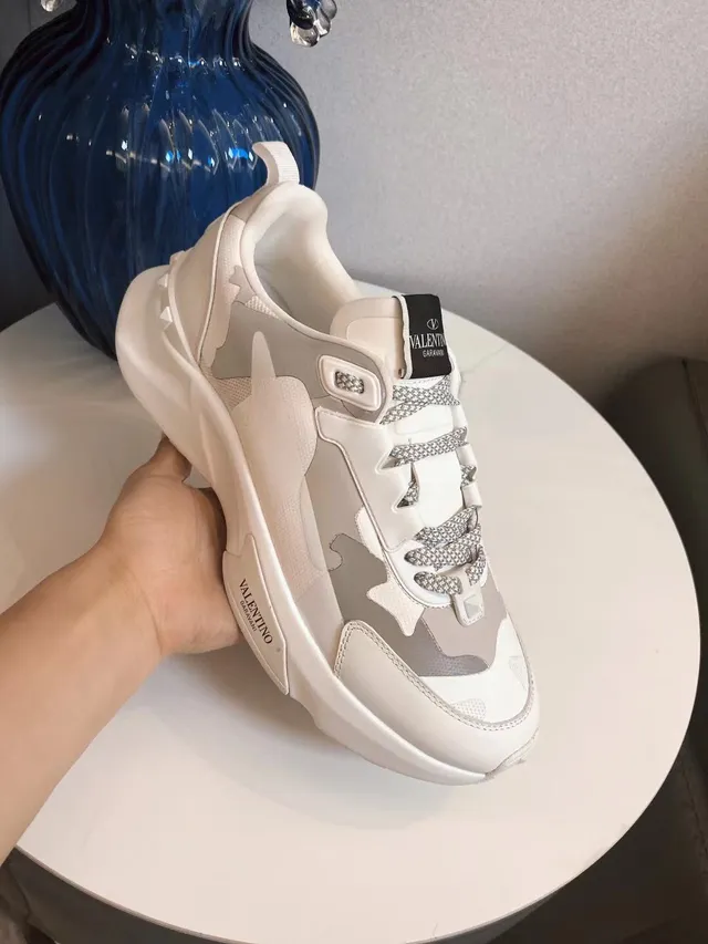 Valentino Rockstud semelles blanches grises panneaux camouflage sneakers chunky 3