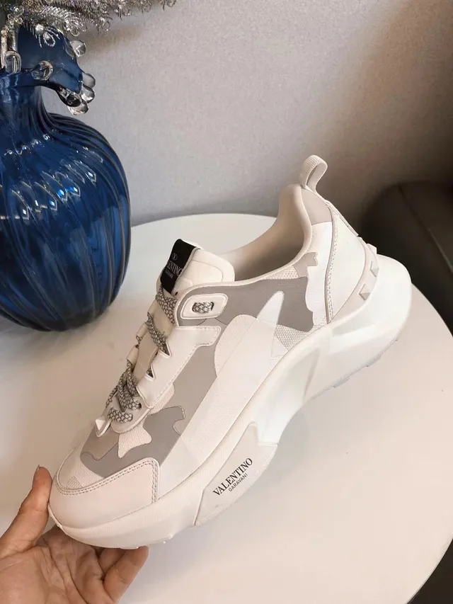 Valentino Rockstud semelles blanches grises panneaux camouflage sneakers chunky 5