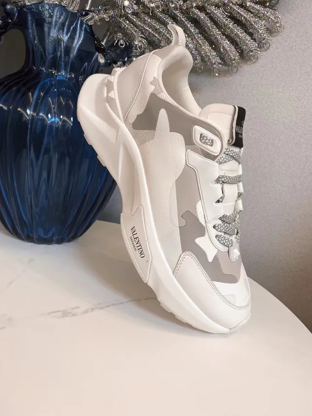 Valentino Rockstud semelles blanches grises panneaux camouflage sneakers chunky 9
