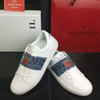 Valentino Rockstud 白色皮革铆钉带花卉印花生活方式运动鞋