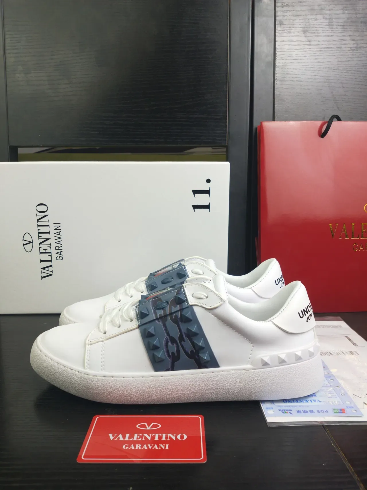 Valentino Rockstud Sneakers Lifestyle Blanches en Cuir à Sangle Studded avec Impression Florale 2