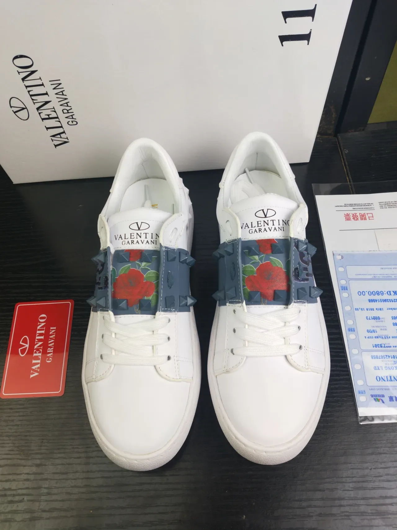 Valentino Rockstud Sneakers Lifestyle Blanches en Cuir à Sangle Studded avec Impression Florale 3