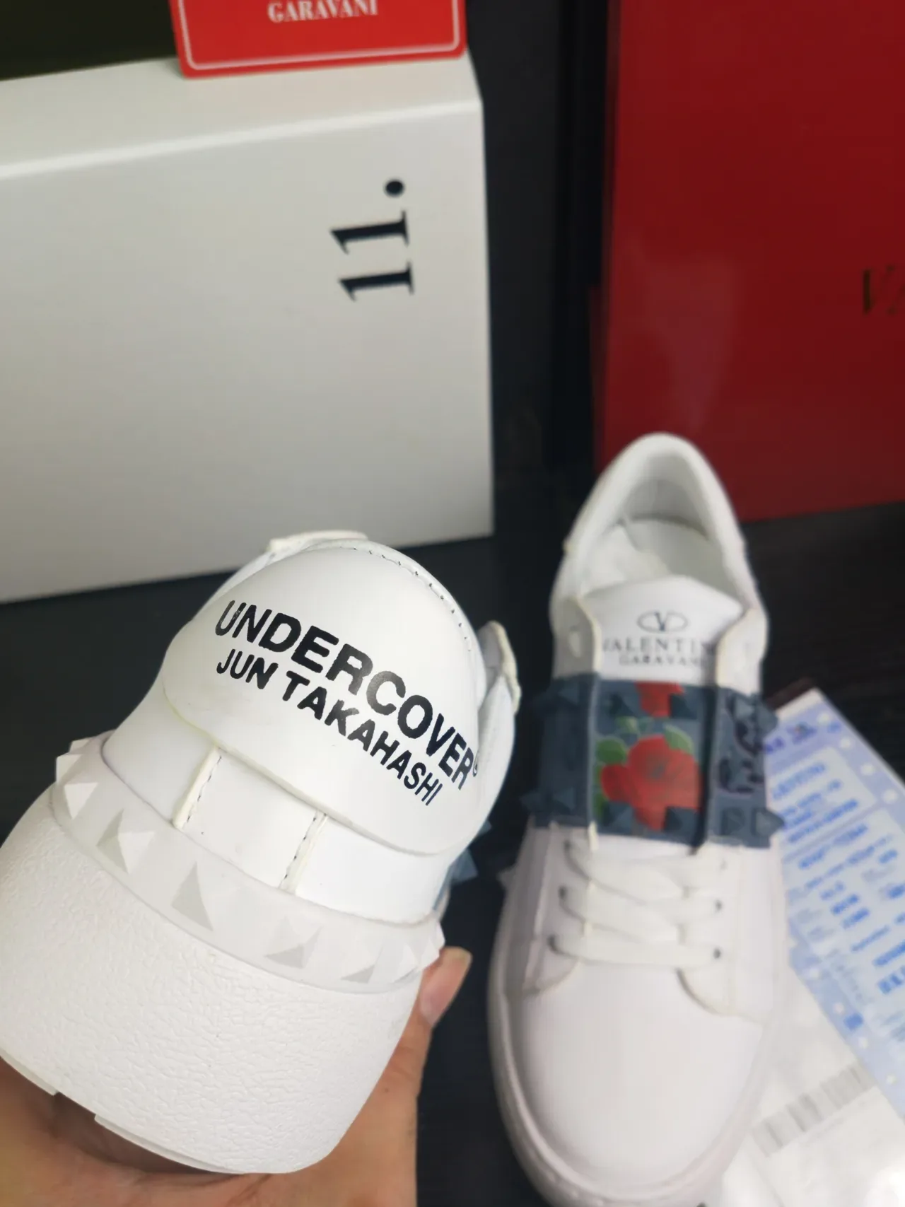Valentino Rockstud Sneakers Lifestyle Blanches en Cuir à Sangle Studded avec Impression Florale 4