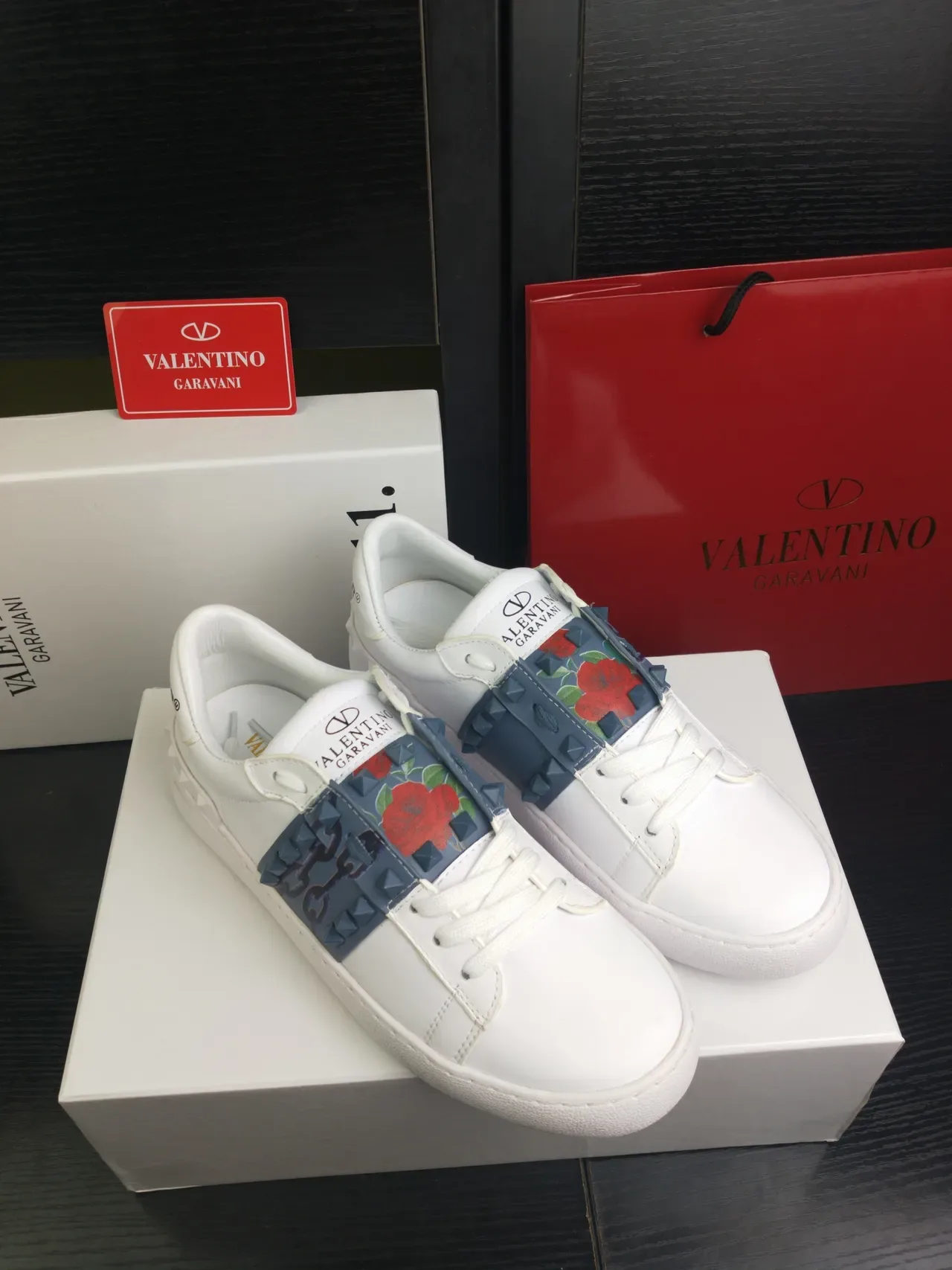 Valentino Rockstud Sneakers Lifestyle Blanches en Cuir à Sangle Studded avec Impression Florale 5