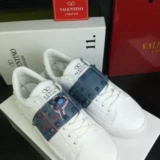 Valentino Rockstud 白色皮革铆钉带生活方式运动鞋
