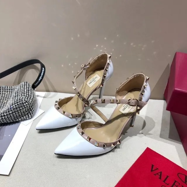 Valentino Rockstud كعب عالي أبيض لامع وجلد نود مدعوم بمسامير هرمية 2