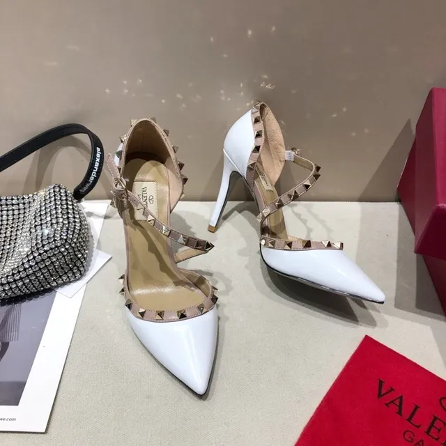 Valentino Rockstud كعب عالي أبيض لامع وجلد نود مدعوم بمسامير هرمية 3