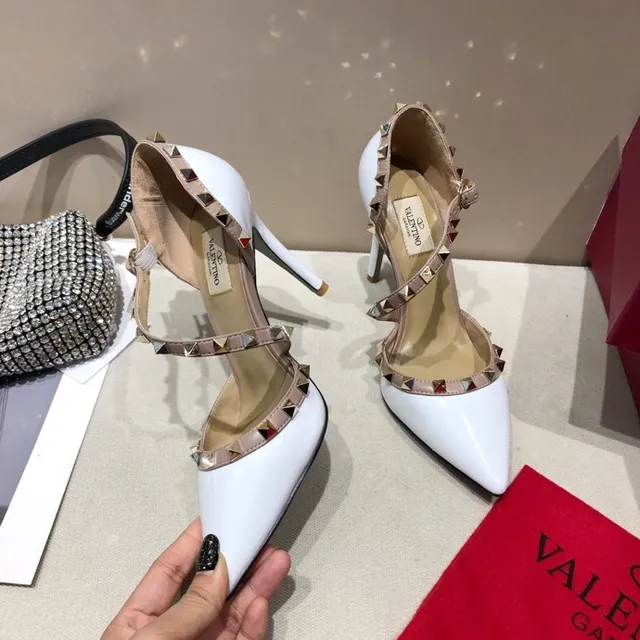 Valentino Rockstud كعب عالي أبيض لامع وجلد نود مدعوم بمسامير هرمية 4