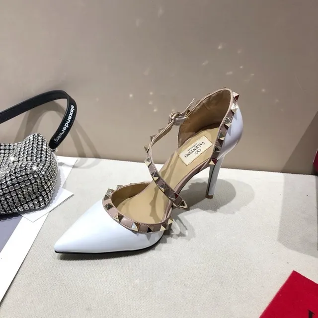 Valentino Rockstud كعب عالي أبيض لامع وجلد نود مدعوم بمسامير هرمية 5