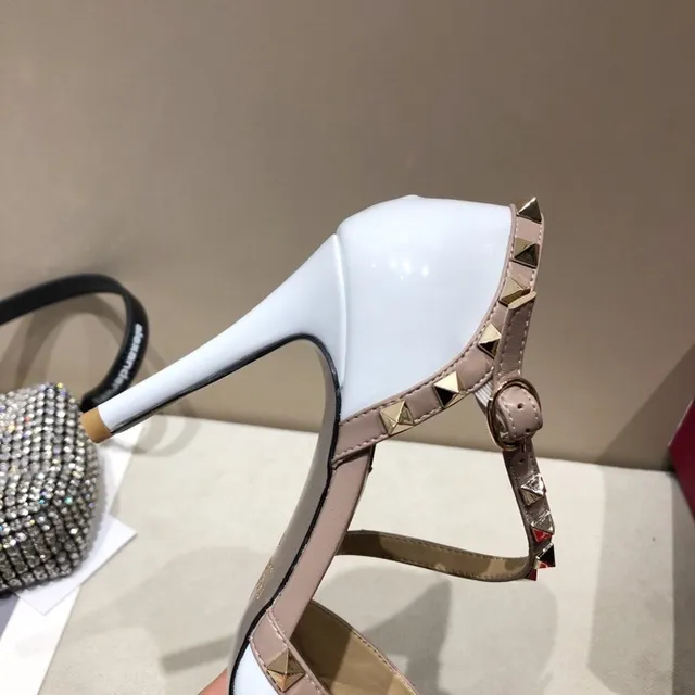 Valentino Rockstud كعب عالي أبيض لامع وجلد نود مدعوم بمسامير هرمية 6