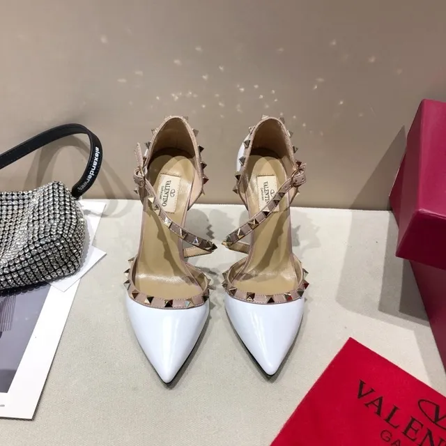Valentino Rockstud كعب عالي أبيض لامع وجلد نود مدعوم بمسامير هرمية 7