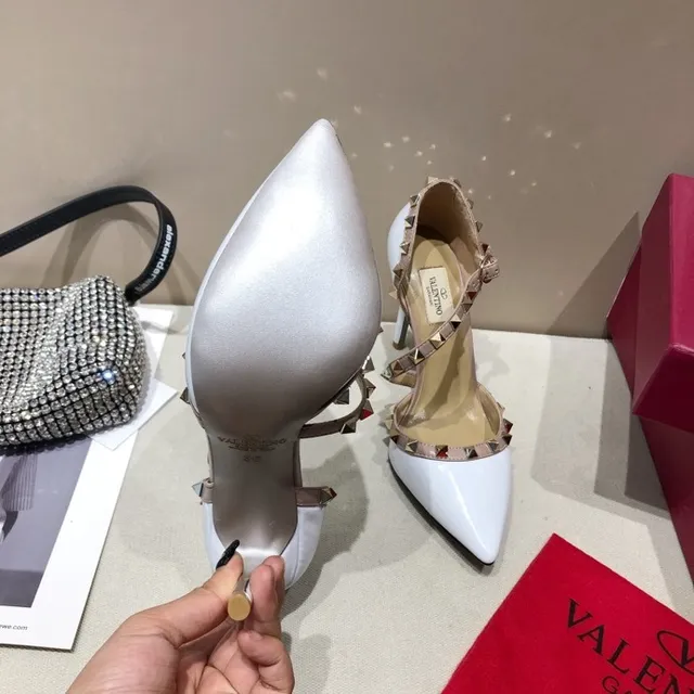 Valentino Rockstud كعب عالي أبيض لامع وجلد نود مدعوم بمسامير هرمية 8