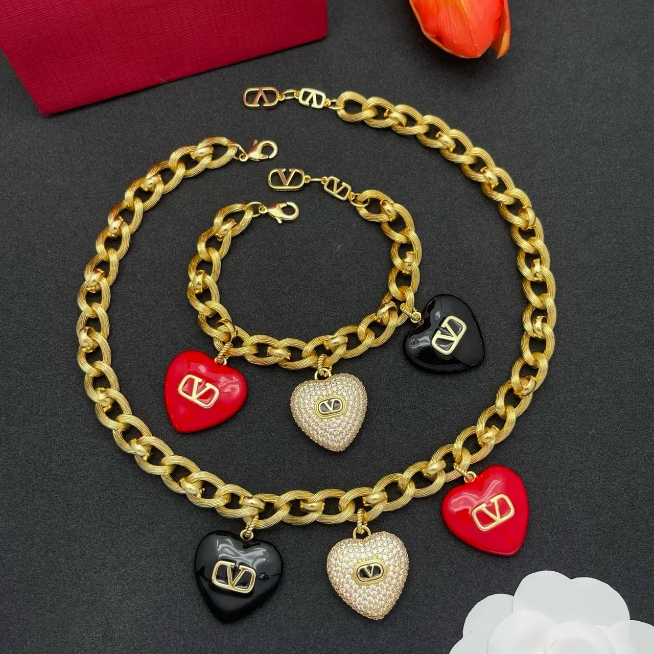 Valentino VLogo Cœur Or Rouge Chaîne Épaisse Chaînette Tordue Trois Charms Bracelet 2