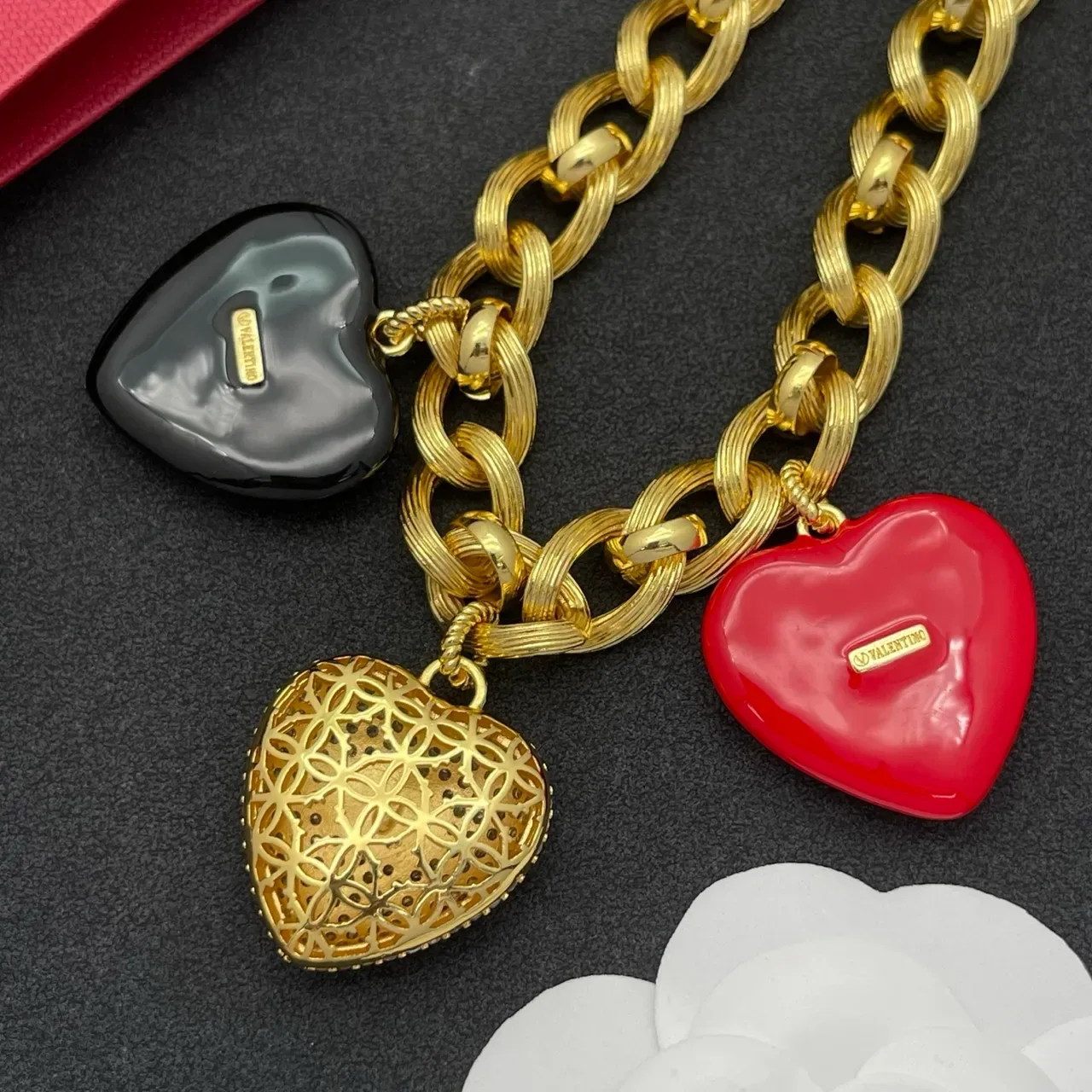 Valentino VLogo Cœur Or Rouge Chaîne Épaisse Chaînette Tordue Trois Charms Bracelet 3