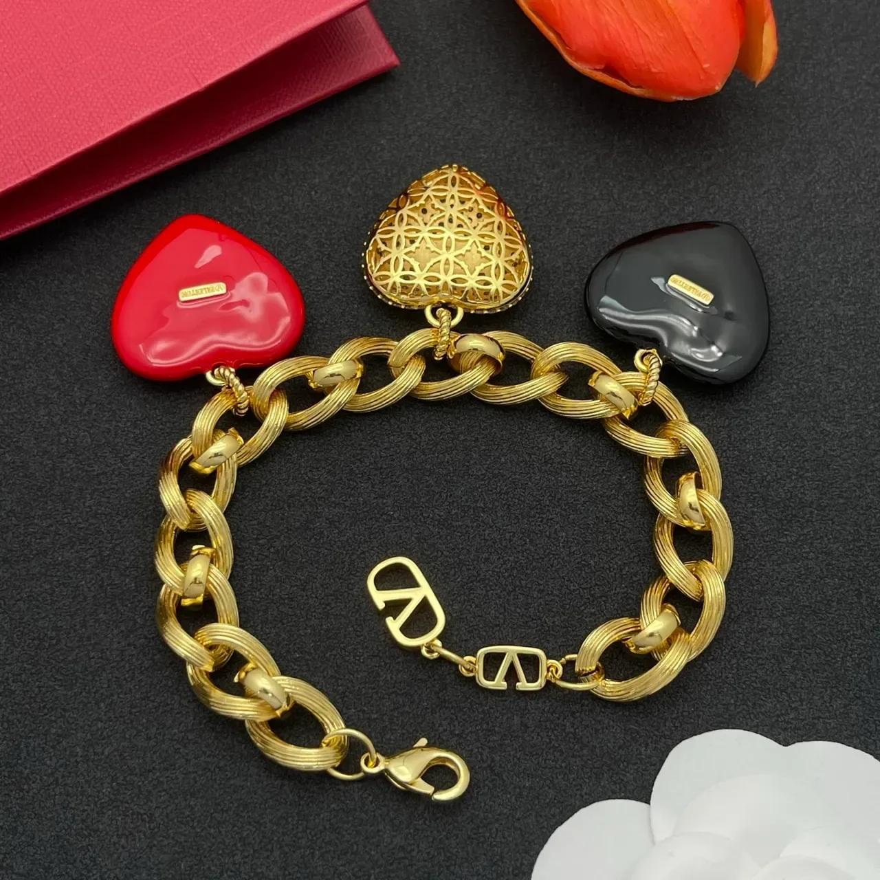 Valentino VLogo Cœur Or Rouge Chaîne Épaisse Chaînette Tordue Trois Charms Bracelet 4