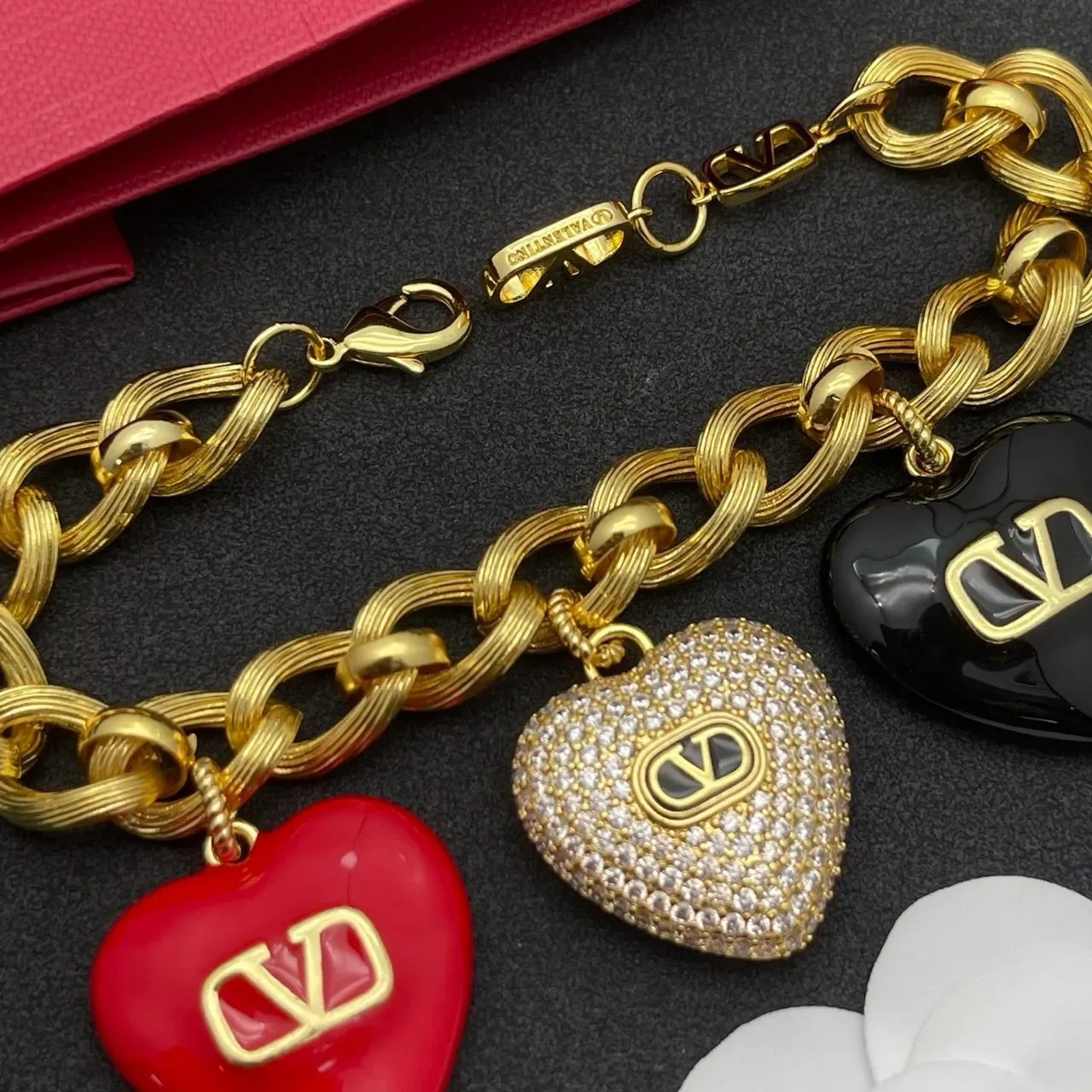 Valentino VLogo Cœur Or Rouge Chaîne Épaisse Chaînette Tordue Trois Charms Bracelet 5