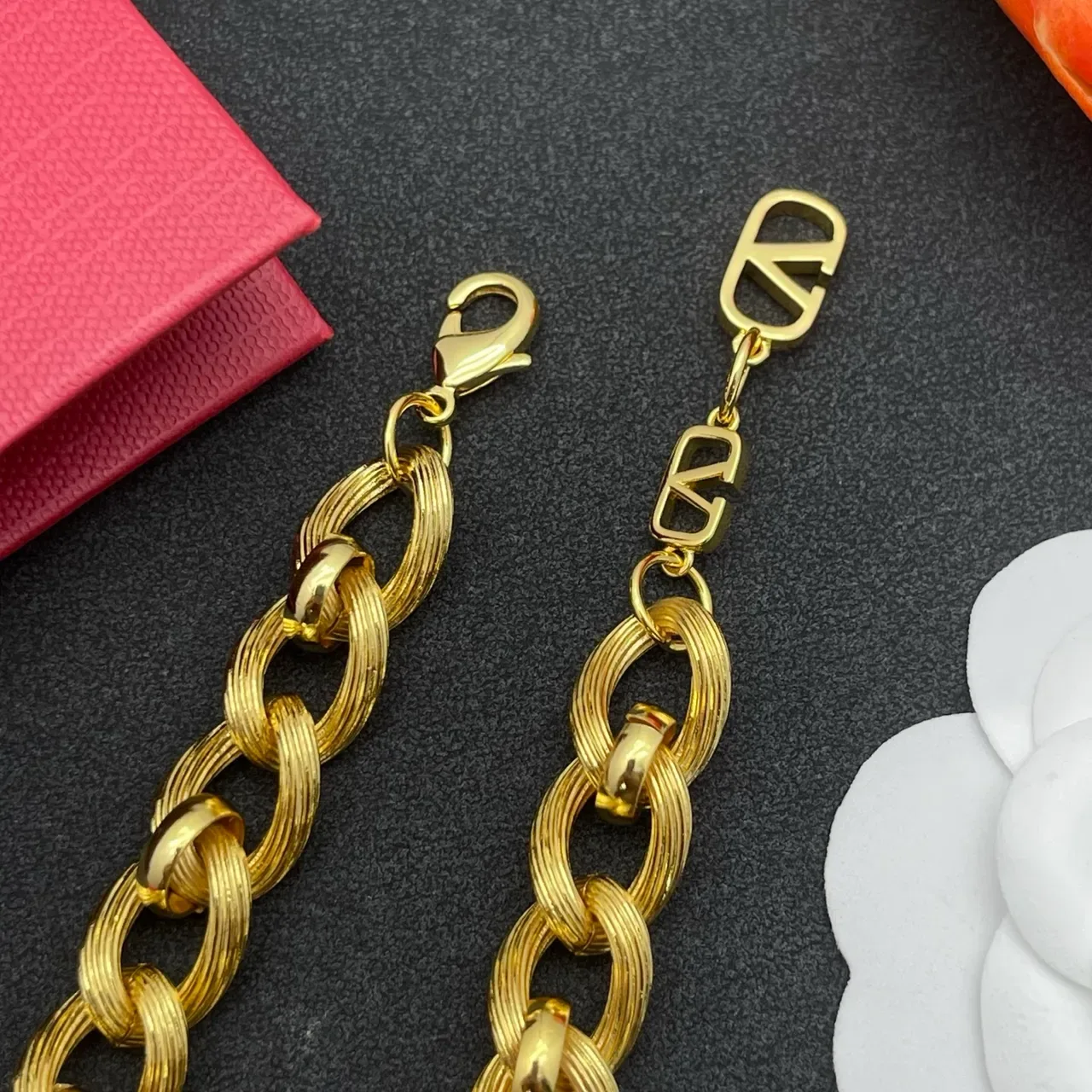 Valentino VLogo Cœur Or Rouge Chaîne Épaisse Chaînette Tordue Trois Charms Bracelet 6