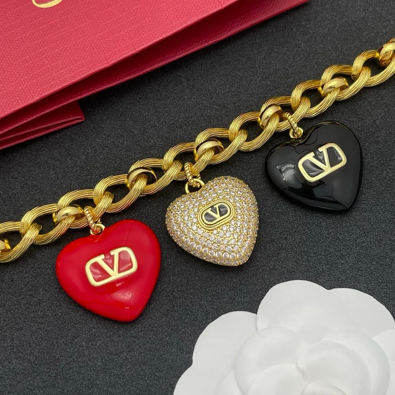Valentino VLogo Cœur Or Rouge Chaîne Épaisse Chaînette Tordue Trois Charms Bracelet 7