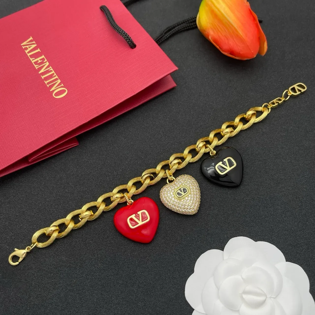 Valentino VLogo Cœur Or Rouge Chaîne Épaisse Chaînette Tordue Trois Charms Bracelet 8