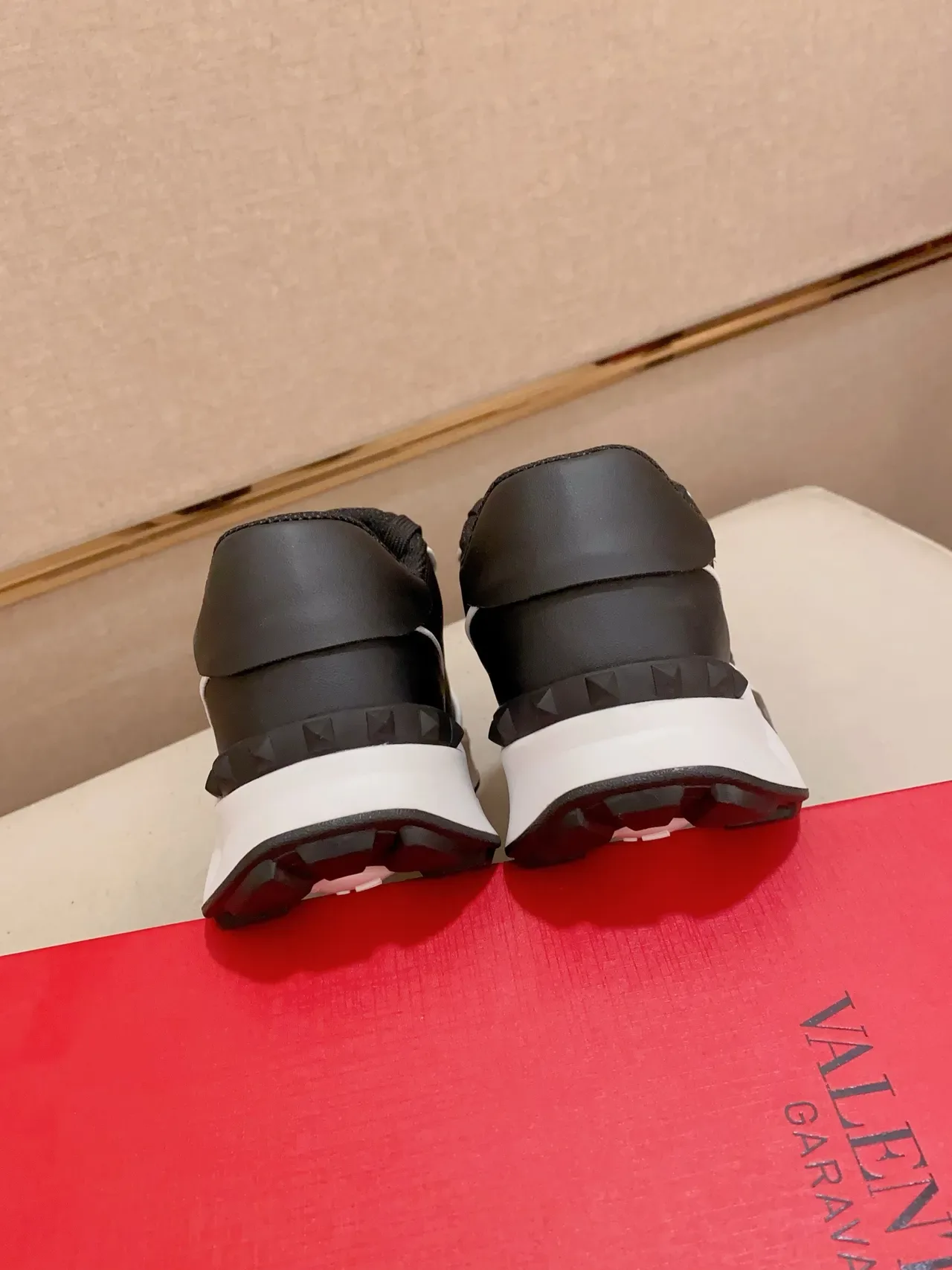 Valentino VLTN Tênis Lifestyle Preto e Branco 3