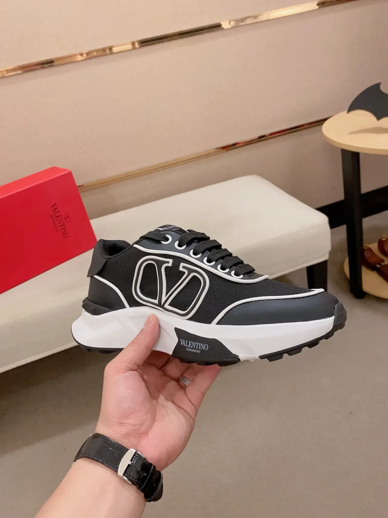 Valentino VLTN Tênis Lifestyle Preto e Branco 4